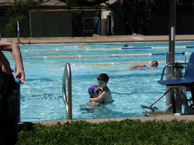 2005/04(April)/Swimming/640x480_2005-04-02-Big-Stacy-Pool-5-Suzi-Dax.JPG