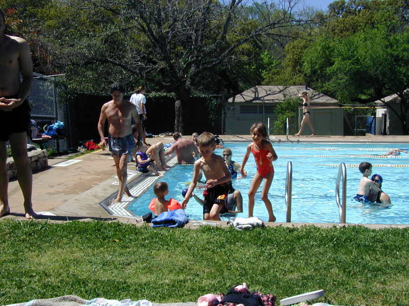 2005/04(April)/Swimming/800x600_2005-04-02-Big-Stacy-Pool-4-Chance-Kalyani.JPG