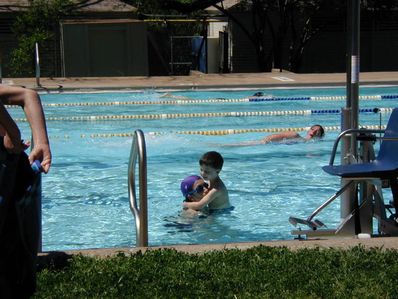 2005/04(April)/Swimming/800x600_2005-04-02-Big-Stacy-Pool-5-Suzi-Dax.JPG