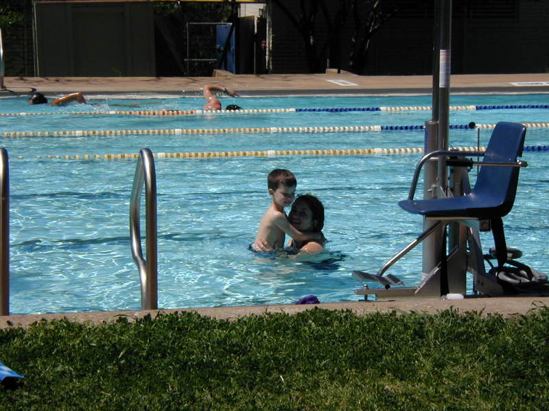 2005/04(April)/Swimming/800x600_2005-04-02-Big-Stacy-Pool-7-Dax-Suzi.JPG