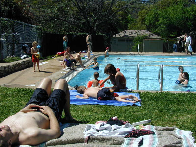 2005/04(April)/Swimming/800x600_2005-04-02-Big-Stacy-Pool-8-Ben-Chance-Kalyani-Dax-Suzi.JPG