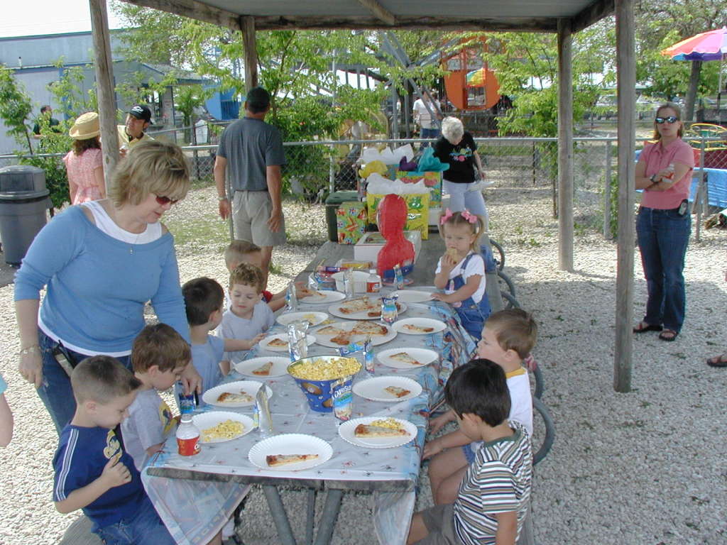 2005/04(April)/Zachary-soccer-party/1024x768_2005-04-16-Zachary-bday-Kiddie-Acres-02.JPG