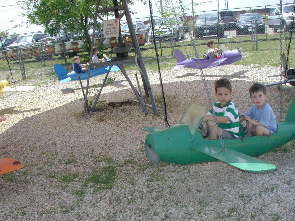 2005/04(April)/Zachary-soccer-party/1024x768_2005-04-16-Zachary-bday-Kiddie-Acres-14-William-Dax-plane-Simon.JPG
