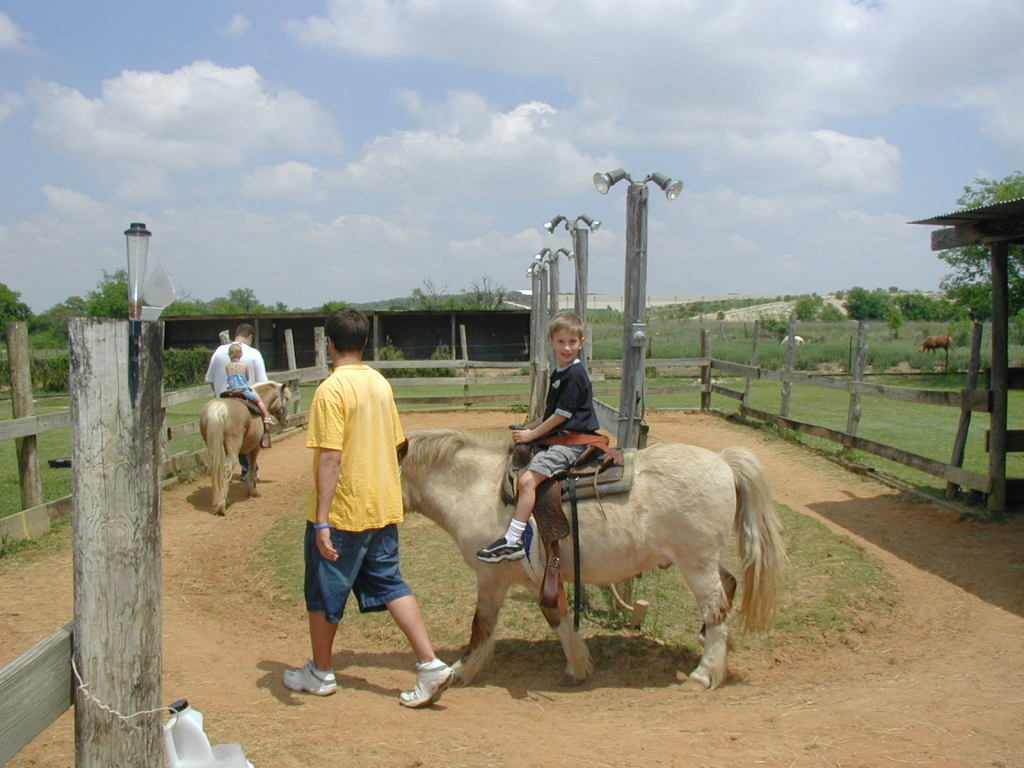 2005/04(April)/Zachary-soccer-party/1024x768_2005-04-16-Zachary-bday-Kiddie-Acres-18-Chance-pony.JPG