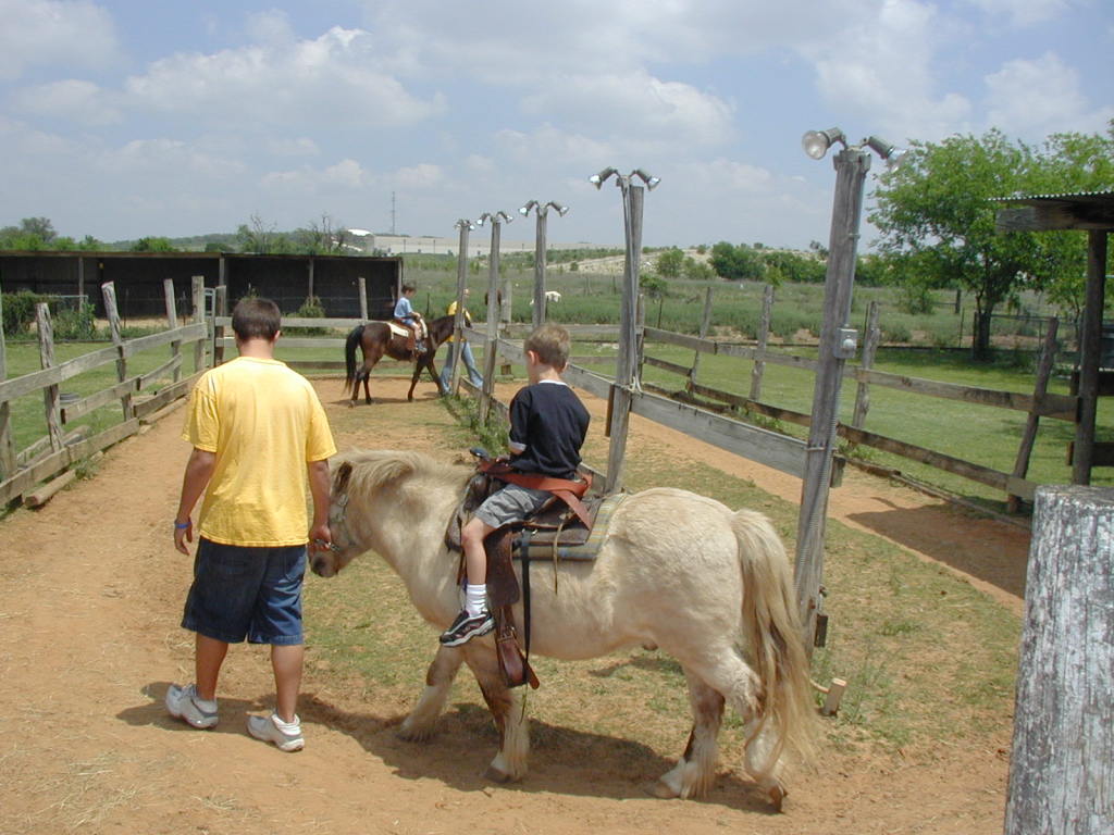 2005/04(April)/Zachary-soccer-party/1024x768_2005-04-16-Zachary-bday-Kiddie-Acres-21-Chance-pony.JPG
