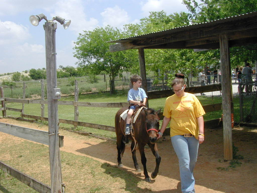 2005/04(April)/Zachary-soccer-party/1024x768_2005-04-16-Zachary-bday-Kiddie-Acres-22-Dax-pony.JPG