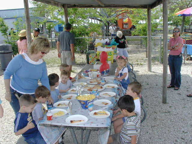 2005/04(April)/Zachary-soccer-party/640x480_2005-04-16-Zachary-bday-Kiddie-Acres-02.JPG