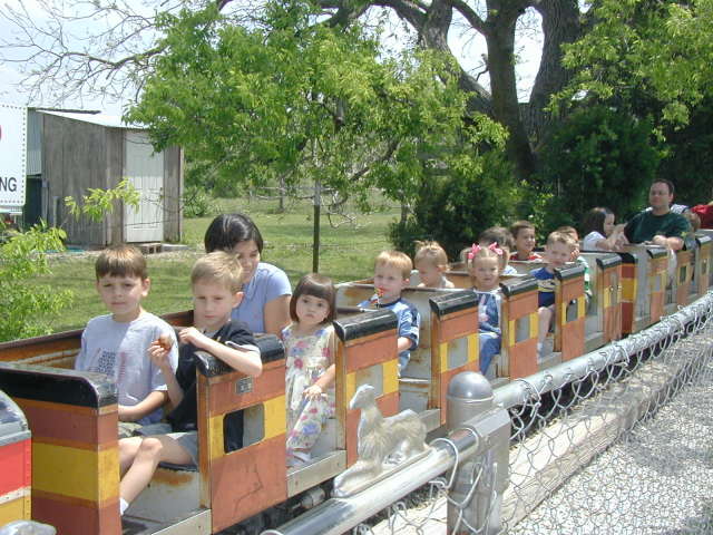 2005/04(April)/Zachary-soccer-party/640x480_2005-04-16-Zachary-bday-Kiddie-Acres-03-train-Chance.JPG