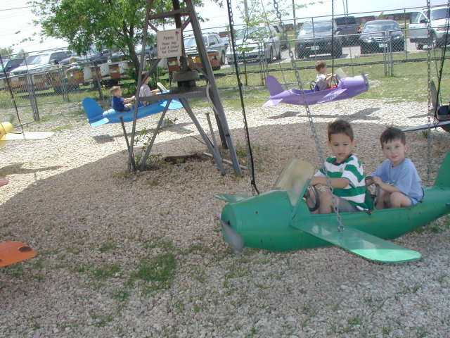 2005/04(April)/Zachary-soccer-party/640x480_2005-04-16-Zachary-bday-Kiddie-Acres-14-William-Dax-plane-Simon.JPG