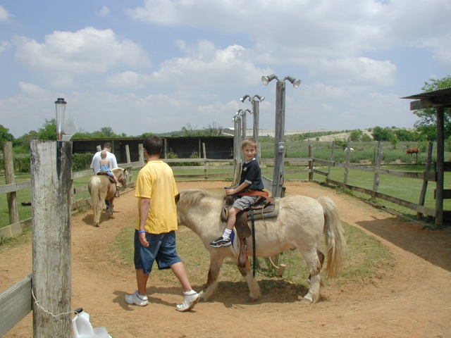 2005/04(April)/Zachary-soccer-party/640x480_2005-04-16-Zachary-bday-Kiddie-Acres-18-Chance-pony.JPG