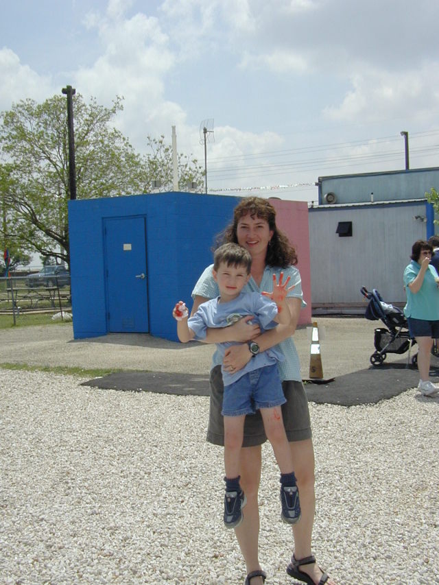 2005/04(April)/Zachary-soccer-party/640x480_2005-04-16-Zachary-bday-Kiddie-Acres-27-Dax-messy-Suzi.JPG