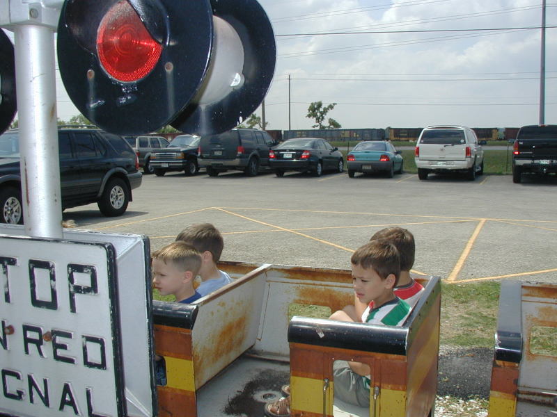 2005-04-16-Zachary-bday-Kiddie-Acres-06-Jacob-Dax-Noah-William.JPG