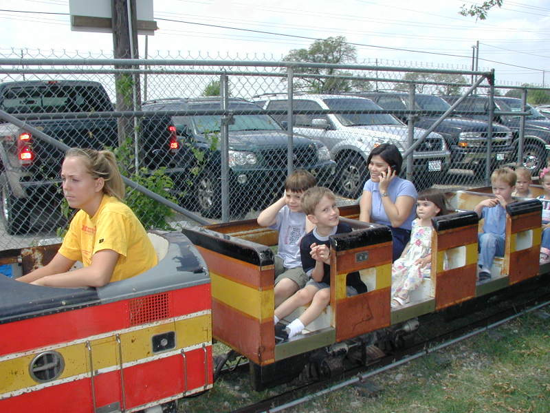 2005/04(April)/Zachary-soccer-party/800x600_2005-04-16-Zachary-bday-Kiddie-Acres-08-train-Chance.JPG