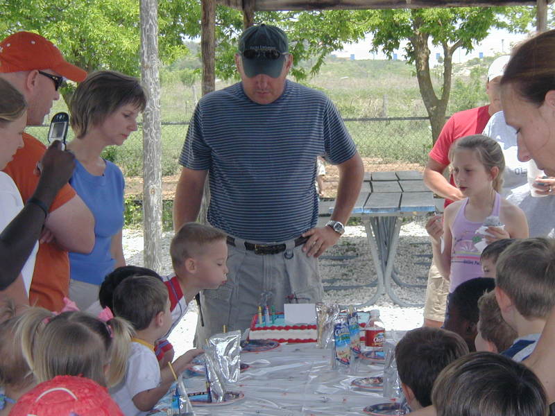 2005-04-16-Zachary-bday-Kiddie-Acres-26-cake-Jill-Len.JPG