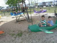 2005-04-16-Zachary-bday-Kiddie-Acres-14-William-Dax-plane-Simon.JPG