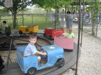 2005-04-16-Zachary-bday-Kiddie-Acres-25-Dax.JPG
