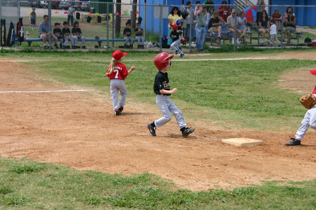 2005/05(May)/15th-Chance-Tball/1024x768_2005-05-14-Chance-Tball-09-running-to-2nd.JPG