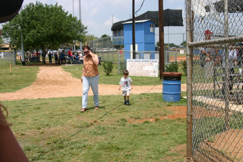2005/05(May)/15th-Chance-Tball/1024x768_2005-05-14-Chance-Tball-23-Dax-running.JPG