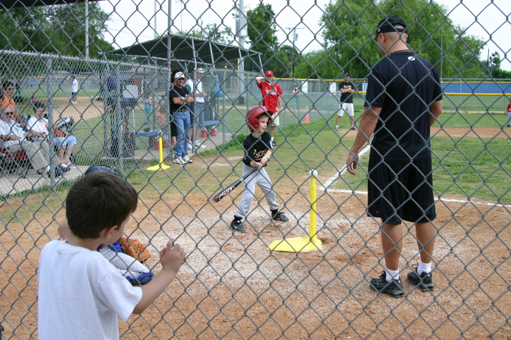 2005/05(May)/15th-Chance-Tball/1024x768_2005-05-14-Chance-Tball-27-Dax-watching-Chance-bat.JPG