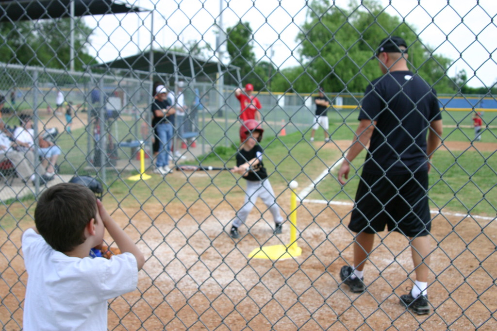 2005/05(May)/15th-Chance-Tball/1024x768_2005-05-14-Chance-Tball-28-Dax-watching-Chance-bat.JPG