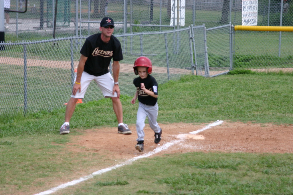 2005-05-14-Chance-Tball-30-running-to-home-plate.JPG