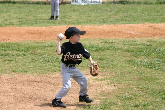 2005-05-14-Chance-Tball-15-Scotty-throwing.JPG