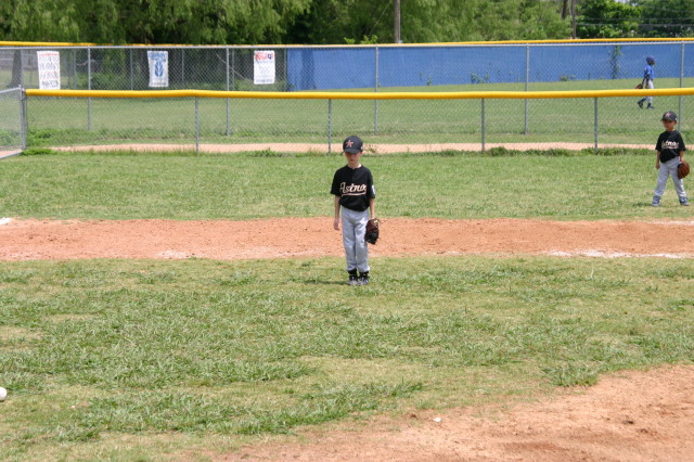 2005/05(May)/15th-Chance-Tball/640x480_2005-05-14-Chance-Tball-16-playing-2nd-base.JPG