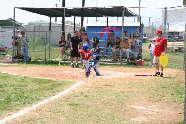 2005/05(May)/15th-Chance-Tball/640x480_2005-05-14-Chance-Tball-19-Jacob-catching.JPG