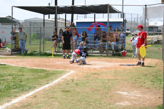 2005/05(May)/15th-Chance-Tball/640x480_2005-05-14-Chance-Tball-20-Jacob-catching.JPG