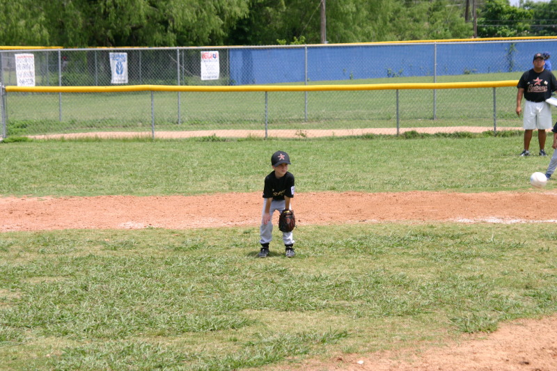 2005/05(May)/15th-Chance-Tball/800x600_2005-05-14-Chance-Tball-17-playing-2nd-base.JPG