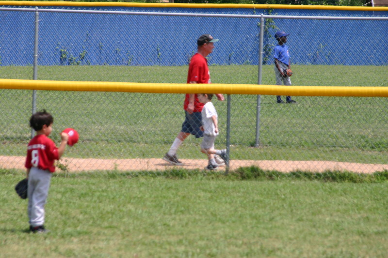 2005/05(May)/15th-Chance-Tball/800x600_2005-05-14-Chance-Tball-22-Dax-running.JPG