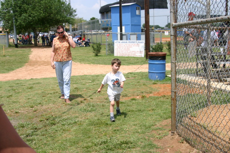 2005/05(May)/15th-Chance-Tball/800x600_2005-05-14-Chance-Tball-24-Dax-running.JPG