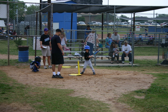 2005/05(May)/9th-Chance-Tball/640x480_2005-05-09-T-ball-Chance-04.JPG