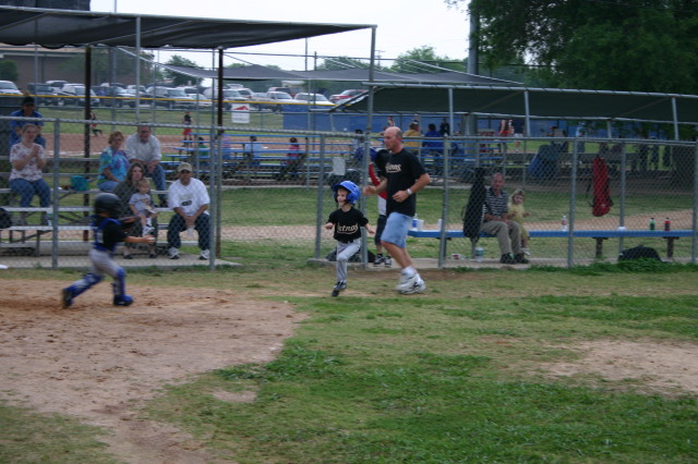 2005/05(May)/9th-Chance-Tball/640x480_2005-05-09-T-ball-Chance-10.JPG