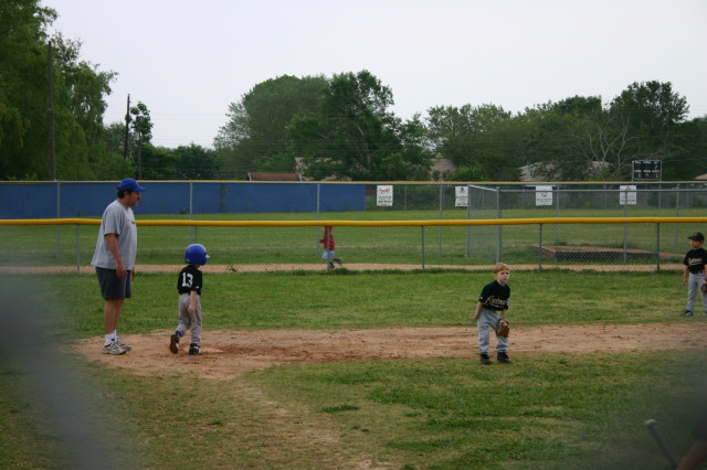 2005-05-09-T-ball-Chance-14-Dax-running.JPG