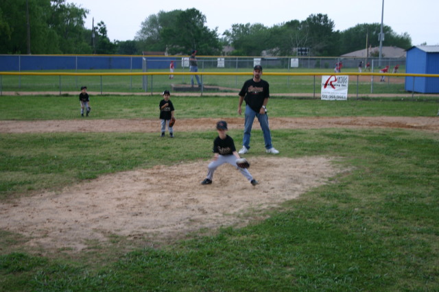 2005/05(May)/9th-Chance-Tball/640x480_2005-05-09-T-ball-Chance-19-pitcher-blurry.JPG
