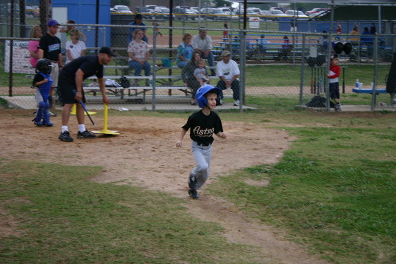 2005/05(May)/9th-Chance-Tball/800x600_2005-05-09-T-ball-Chance-07.JPG