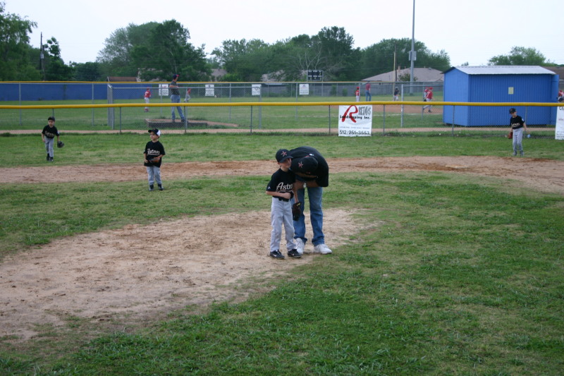 2005/05(May)/9th-Chance-Tball/800x600_2005-05-09-T-ball-Chance-20-pitcher.JPG