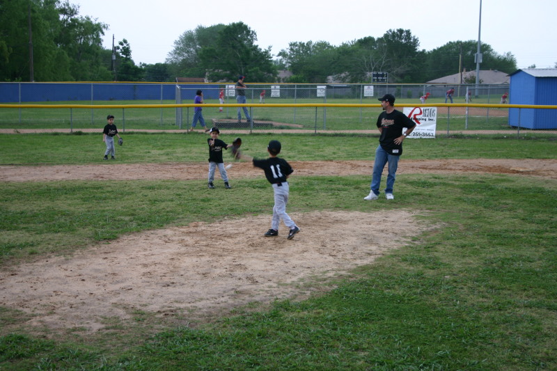 2005/05(May)/9th-Chance-Tball/800x600_2005-05-09-T-ball-Chance-21-pitcher.JPG