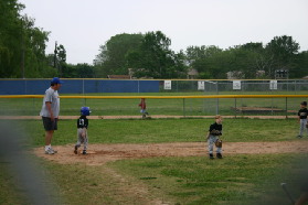 2005-05-09-T-ball-Chance-14-Dax-running.JPG