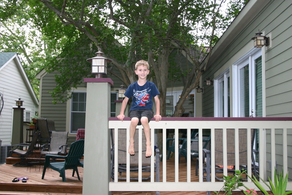 2005/05(May)/Allums-Dinner/1024x768_2005-05-29-Dinner-at-Allums-07-Chance-jumping.JPG