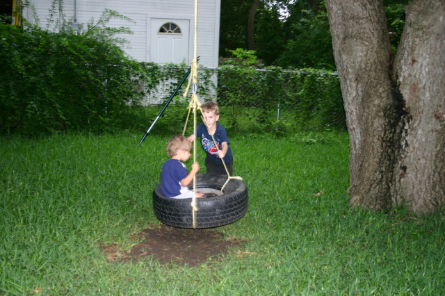 2005/05(May)/Allums-Dinner/640x480_2005-05-29-Dinner-at-Allums-11-Chance-pushing-Sachin.JPG