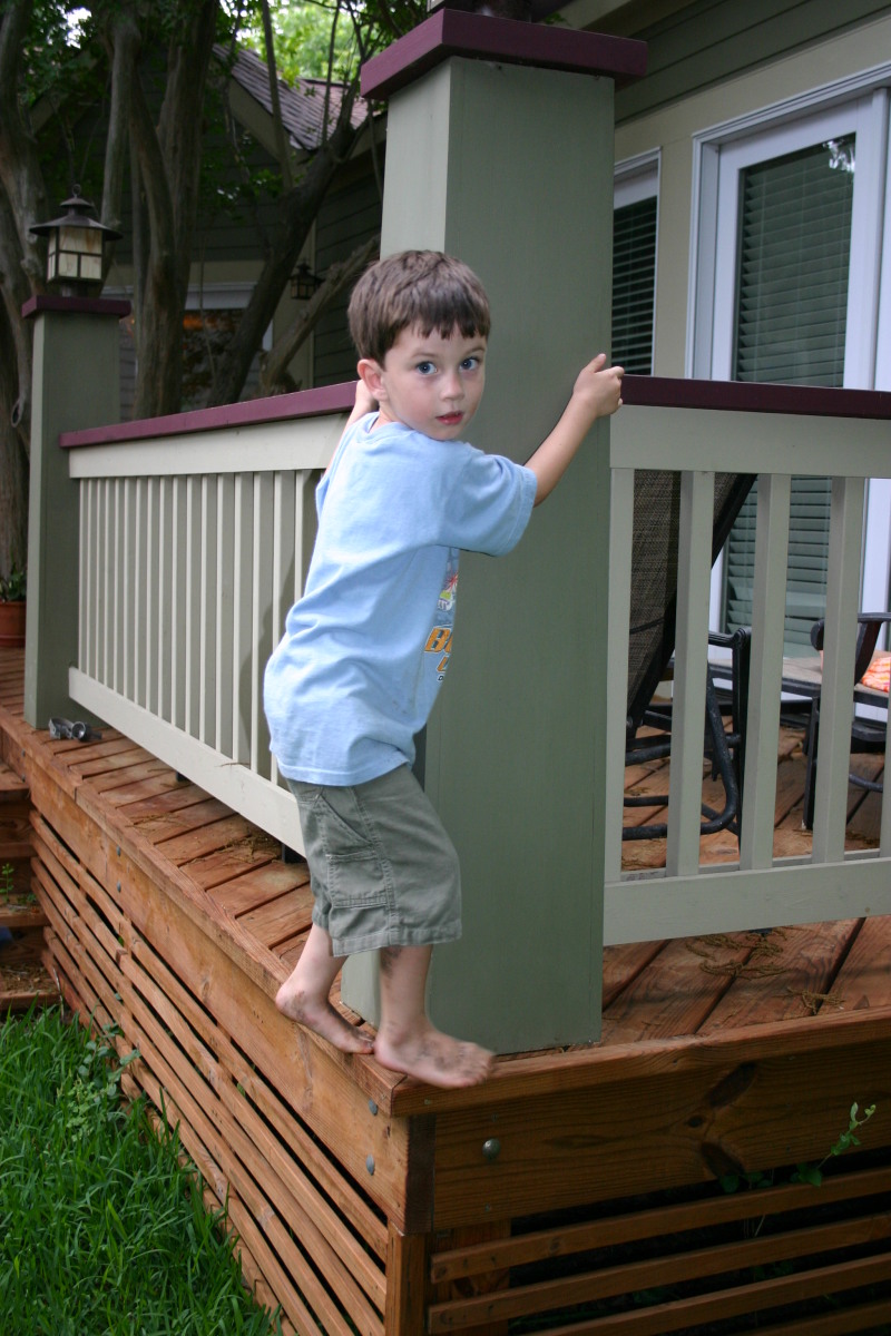2005-05-29-Dinner-at-Allums-10-Dax-climbing.JPG