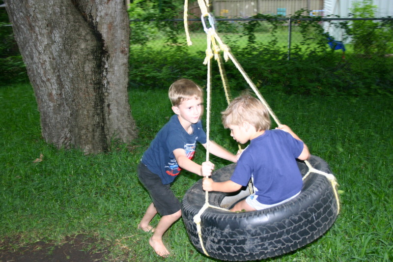 2005-05-29-Dinner-at-Allums-14-Chance-pushing-Sachin.JPG