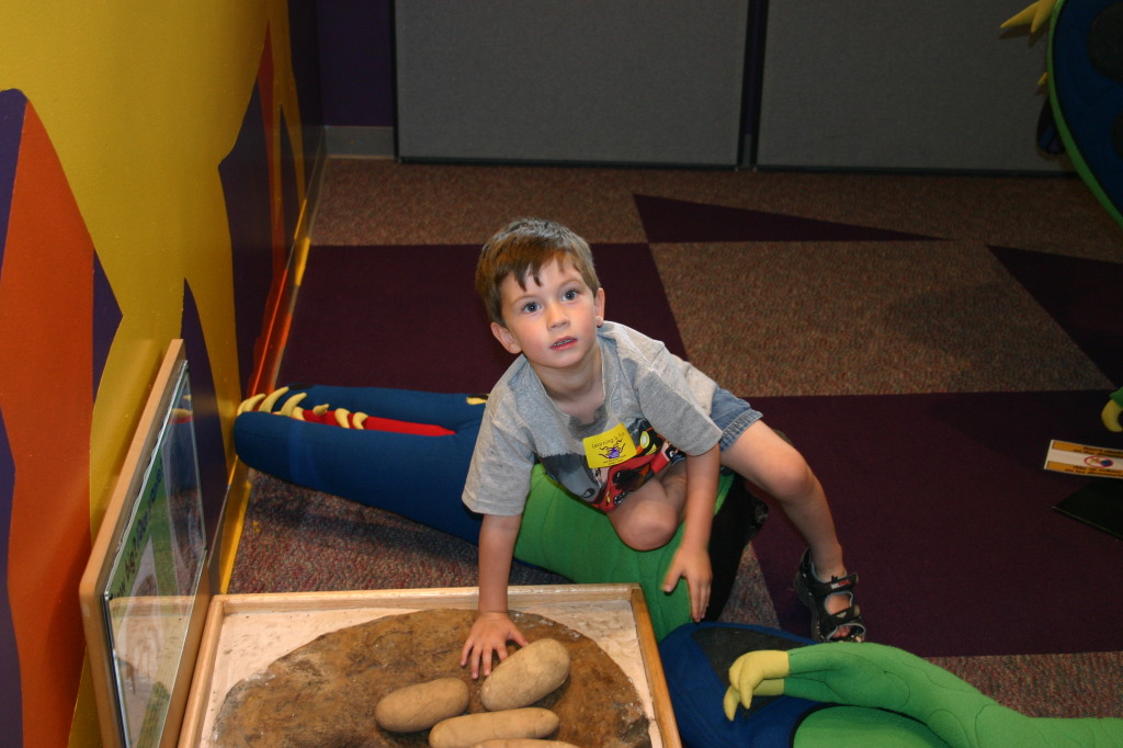2005/05(May)/Austin-Childrens-Museum/1024x768_2005-05-07-Childrens-Museum-23-Dax.JPG
