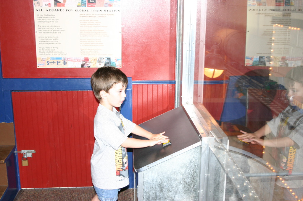 2005/05(May)/Austin-Childrens-Museum/1024x768_2005-05-07-Childrens-Museum-27-Dax.JPG