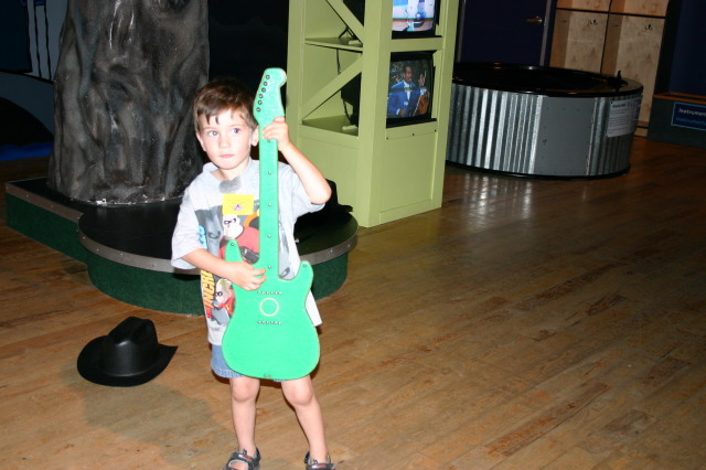 2005/05(May)/Austin-Childrens-Museum/640x480_2005-05-07-Childrens-Museum-03-Dax.JPG