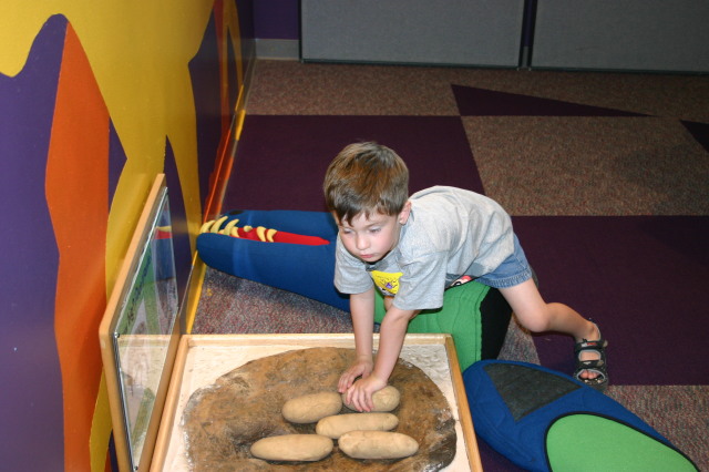 2005/05(May)/Austin-Childrens-Museum/640x480_2005-05-07-Childrens-Museum-22-Dax.JPG