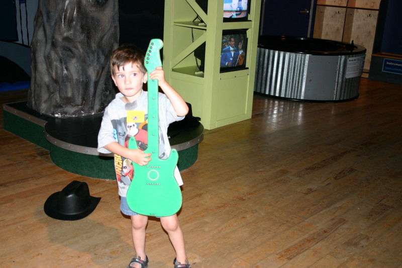 2005/05(May)/Austin-Childrens-Museum/800x600_2005-05-07-Childrens-Museum-03-Dax.JPG