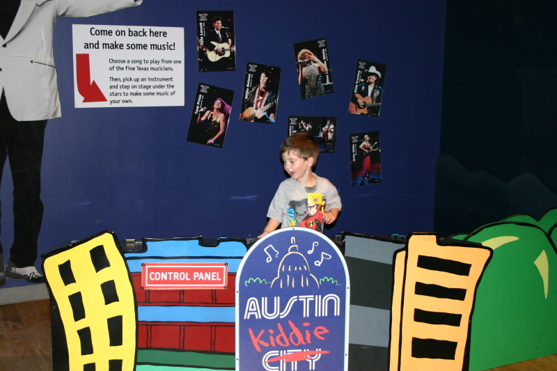 2005/05(May)/Austin-Childrens-Museum/800x600_2005-05-07-Childrens-Museum-07-Dax.JPG